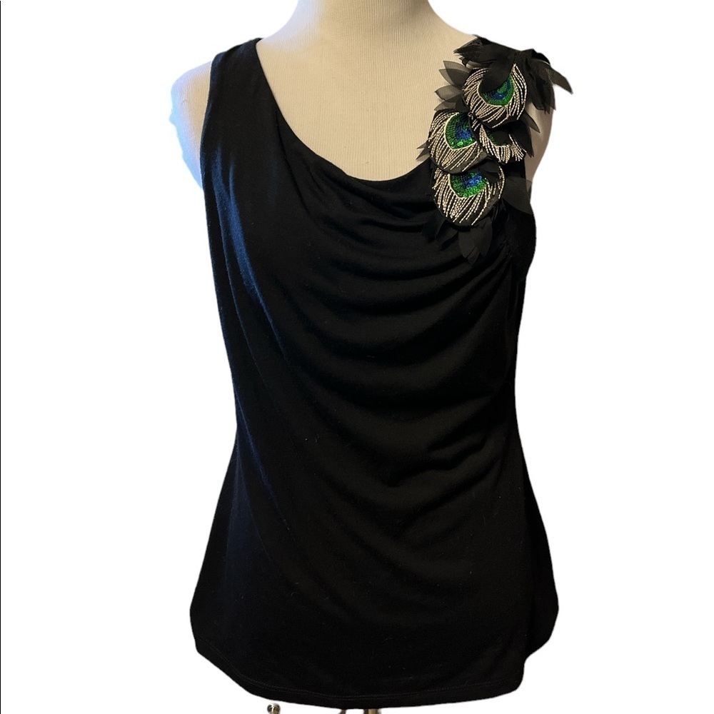 Black sleeveless T-shirt feeling top with peacock feather decoration
